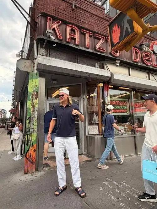 哈兰德纽约逛街被抓拍，曼城锋霸明年真要投奔皇马？